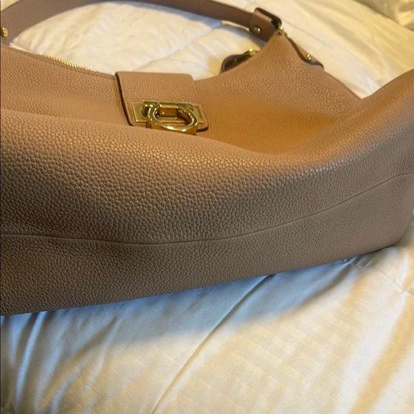 Elegant Tan Leather Hobo Bag with Gold Clasp - Picture 4 of 5